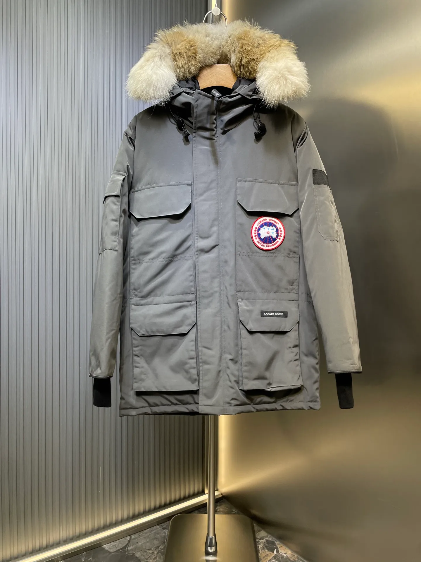 P910 special version 🌟 🇨🇦CANADA GOOES 24 new models 08 models/couple models Factory direct supply: supplying global purchasing agents, micro-entities, Tmall, high-end stalls and studio cooperation, free shipping! Canada Goose Expedition Parka 2008 is the same style for men and women. It is mid-length and the most timeless classic. All Arctic and Antarctic scientific expedition teams choose Canada Goose as their cold-proof equipment. It is the Rolls-Royce of down jackets. ➖ Industry-leading anti-counterfeiting chip sensing. ➖ Imported Behringer embroidery machines and customized embroidery labels, the highest level and industry leading. ➖ Imported Korean 21-count polyester-cotton blended original fabric, TC85 waterproof coated fabric, water-repellent, windproof and wear-resistant. ➖ The new national standard 80 white duck down is filled with an average of 520 grams of down. The amount of down filled is industry-leading. ➖ 100% nylon lining with double double-layer sealing design to prevent velvet running, and seamless thread design on the cuffs! ➖ Western Canadian Green Wolf Collar. ➖ Yoshida YKK provides original factory-customized electroplated sliders. YKK two-way lockable zippers are tight and smooth and do not peel off paint. �� 3M composite Velcro is durable and the accessories and hardware are all custom-made. Note: Our copywriting is only simple and clear. Instead of bragging about the copywriting, it is better to compare and understand with samples. Only for the purest goose, the most dedicated, the most professional, the highest quality, the highest cost performance!  Size:XS-XXL